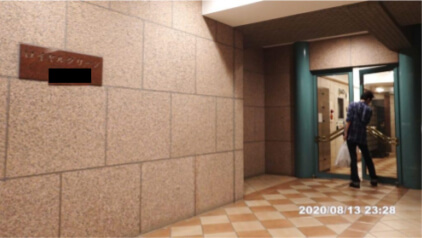 マンションに入っていく瞬間を捉えた写真