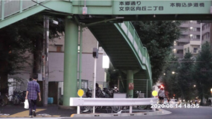 大通りを歩いている男性