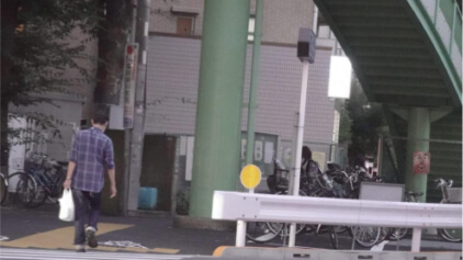 大通りを歩いている男性